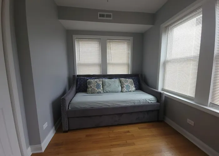 Apartment Beautiful Big 3 Bedroom Quiet Near Downtown *