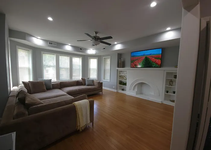 Beautiful Big 3 Bedroom Quiet Near Downtown Chicago