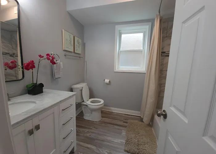 Beautiful Big 3 Bedroom Quiet Near Downtown * Chicago