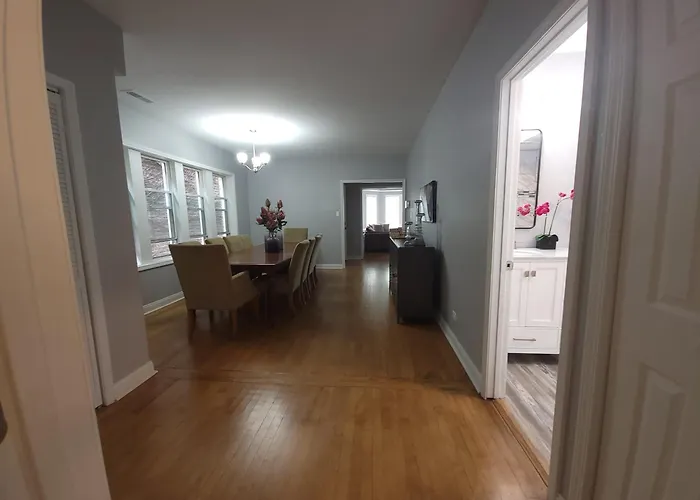 Beautiful Big 3 Bedroom Quiet Near Downtown * Chicago