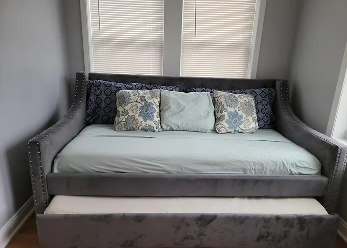 Beautiful Big 3 Bedroom Quiet Near Downtown Apartment *