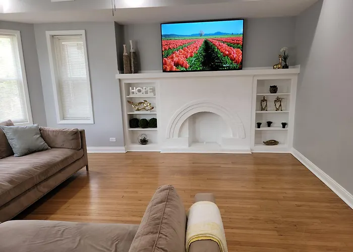 Beautiful Big 3 Bedroom Quiet Near Downtown Apartment *