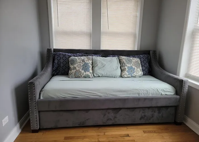 Beautiful Big 3 Bedroom Quiet Near Downtown Apartment Chicago