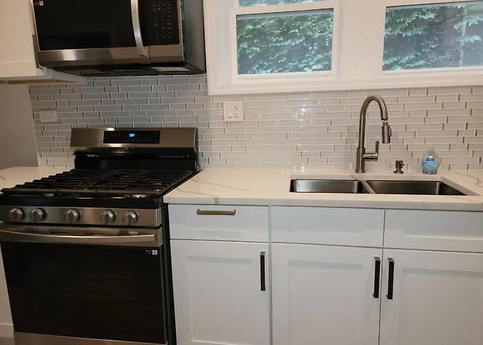 Beautiful Big 3 Bedroom Quiet Near Downtown Apartment