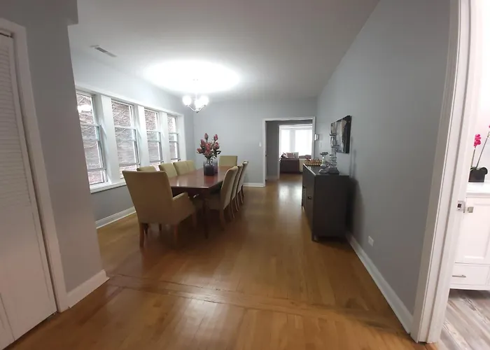 Beautiful Big 3 Bedroom Quiet Near Downtown Apartment *