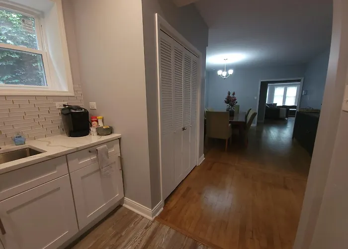 Beautiful Big 3 Bedroom Quiet Near Downtown Apartment