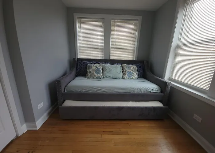 Beautiful Big 3 Bedroom Quiet Near Downtown Apartment Chicago