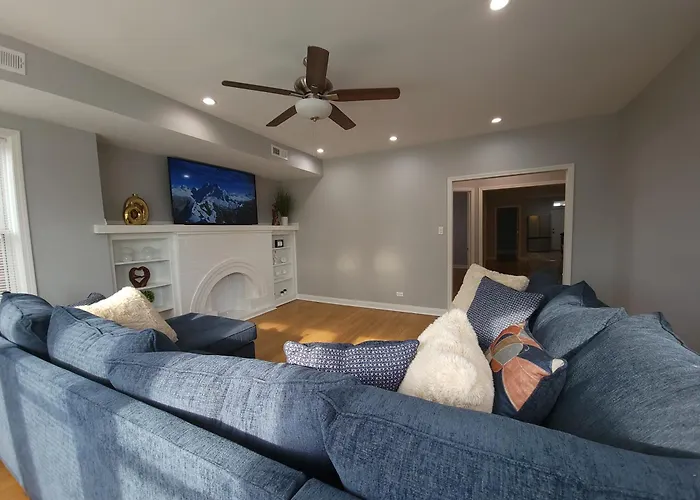 Beautiful Big 3 Bedroom Quiet Near Downtown Apartment *