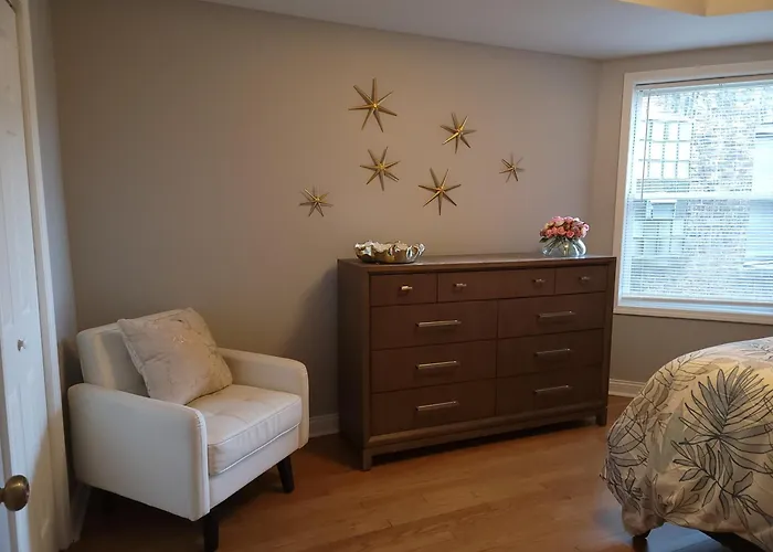 Beautiful Big 3 Bedroom Quiet Near Downtown * Chicago