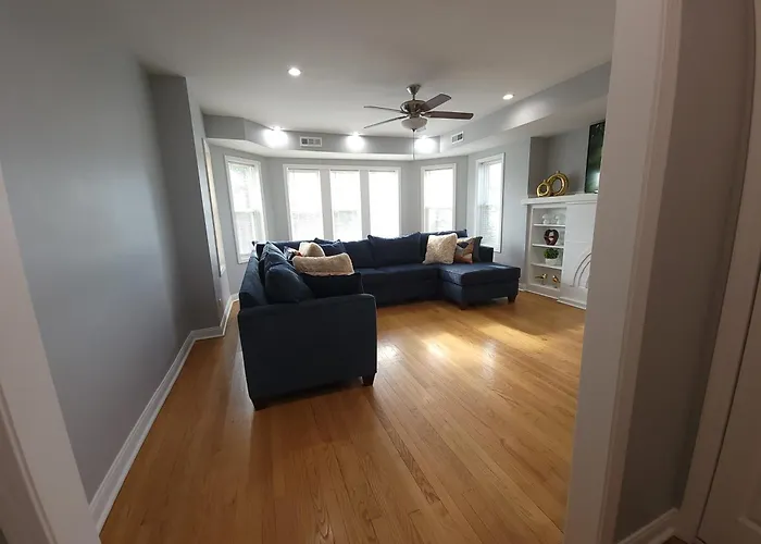 Beautiful Big 3 Bedroom Quiet Near Downtown Chicago