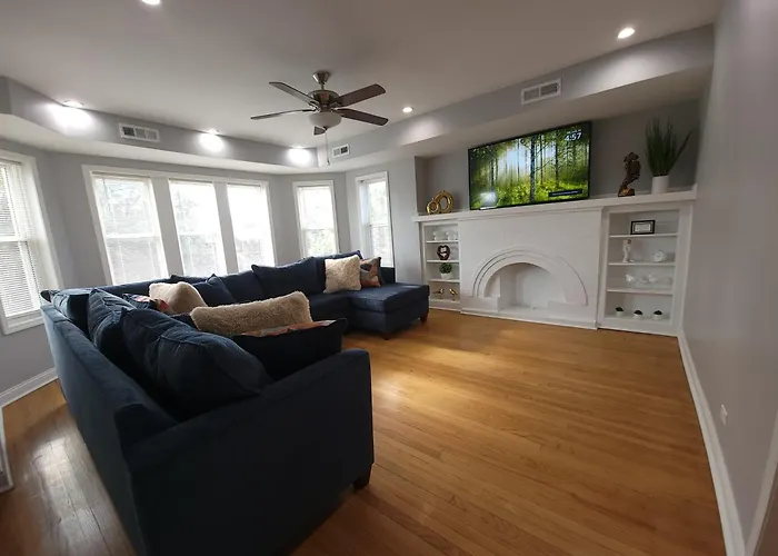 Beautiful Big 3 Bedroom Quiet Near Downtown Apartment