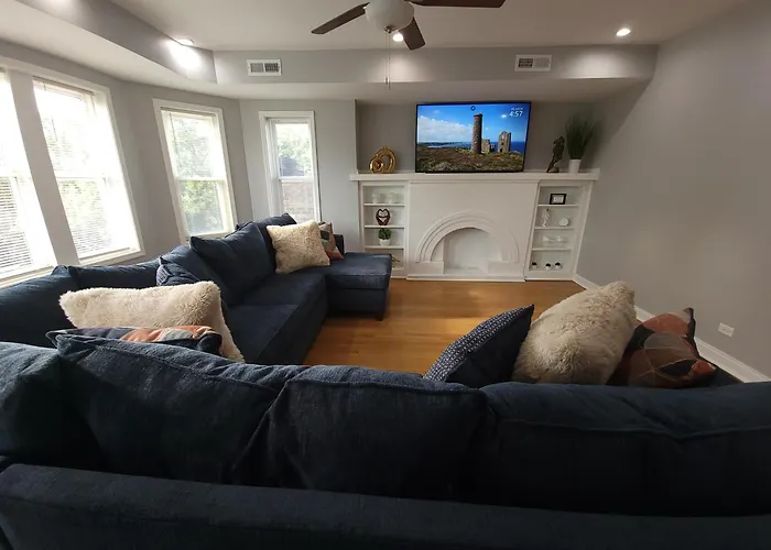 Beautiful Big 3 Bedroom Quiet Near Downtown Apartment *